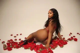 Petite Hottie 😘 - Image 2