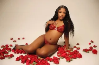 Petite Hottie 😘 - Image 1